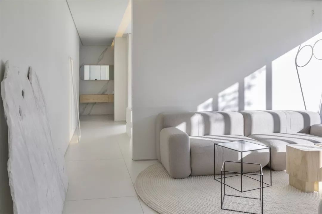 两个集装箱改造的极简主义微型住宅  Marilia Pellegrin-23