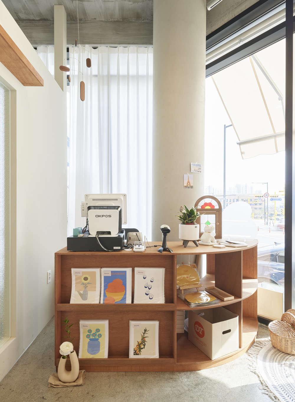 白色与木色交融，打造宁静舒适的室内空间-8