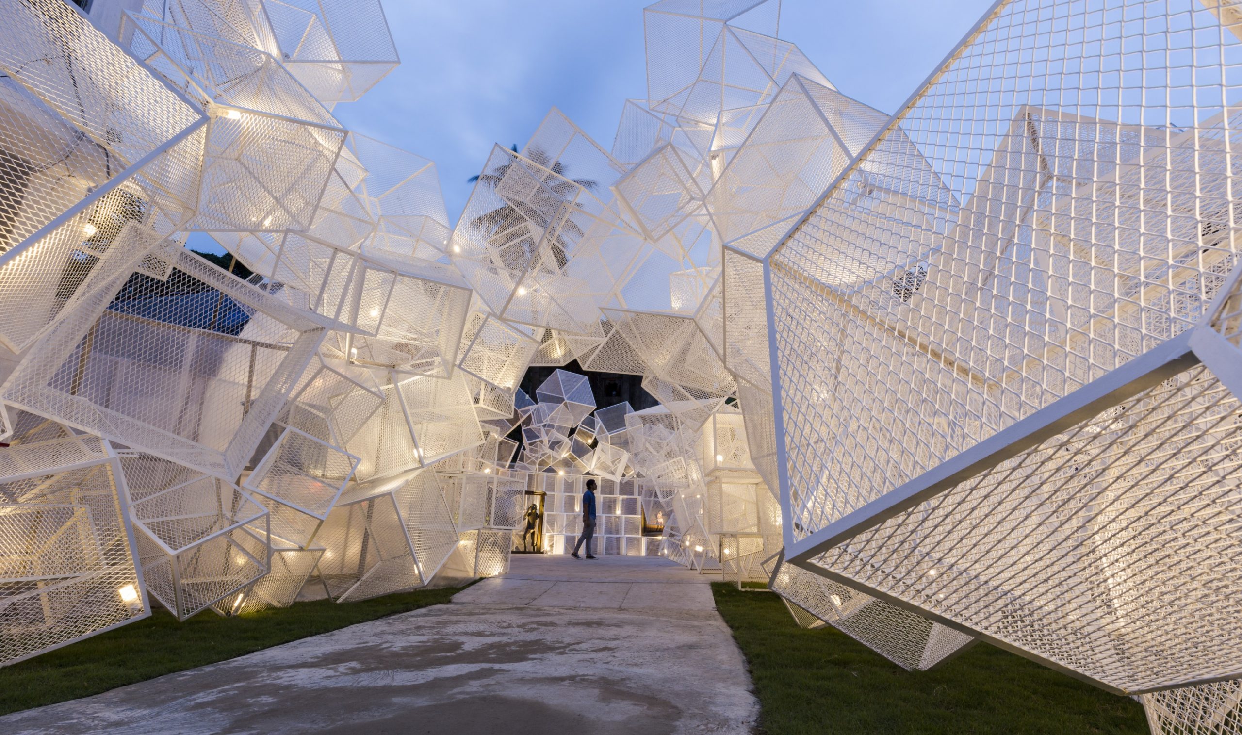 印度杜尔迦女神节临时装置，受困的飞鸟 / Abin Design Studio-15