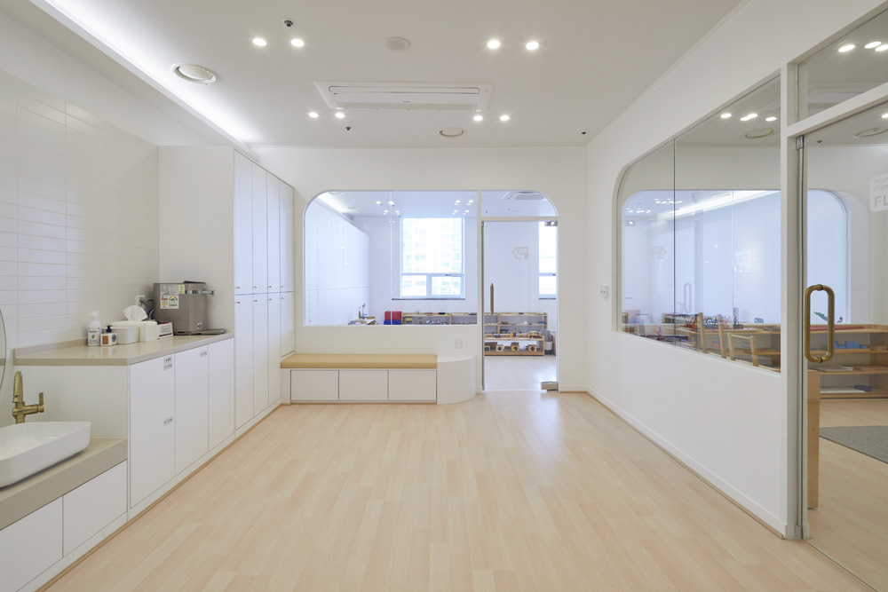 白色&木质，打造 30 平舒适妈妈住宅-7