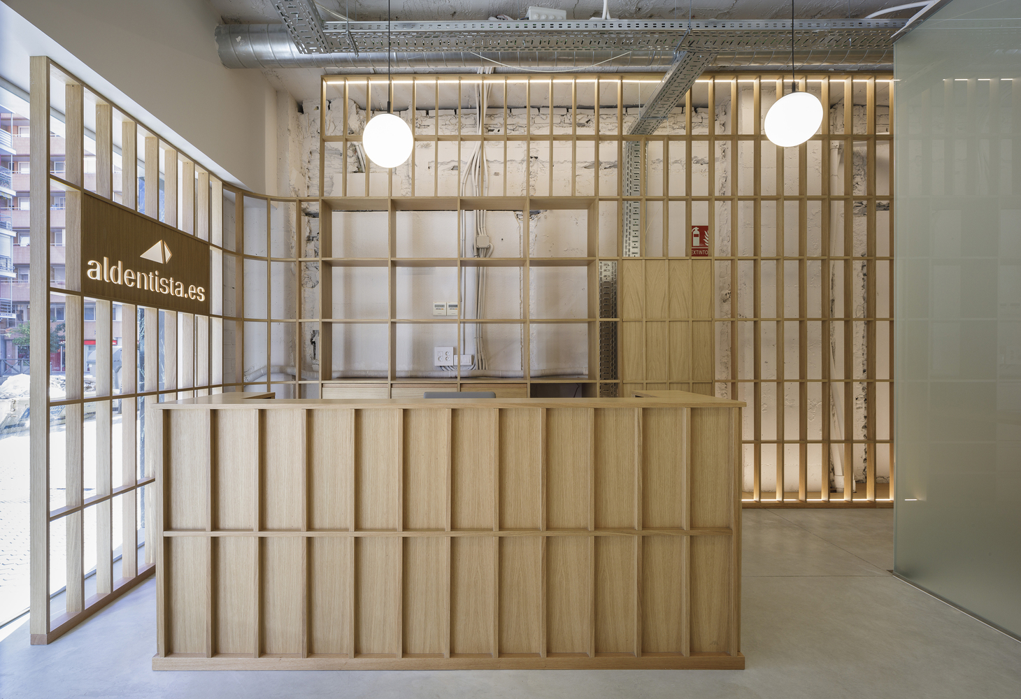 自然光与功能优化的牙科诊所设计-10