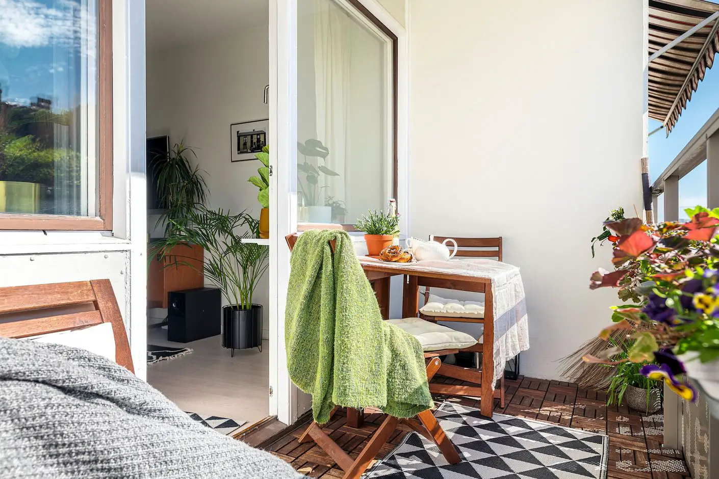 60 年代瑞典公寓里的深色 velvet sofa 和 Scandinavian 设计-22