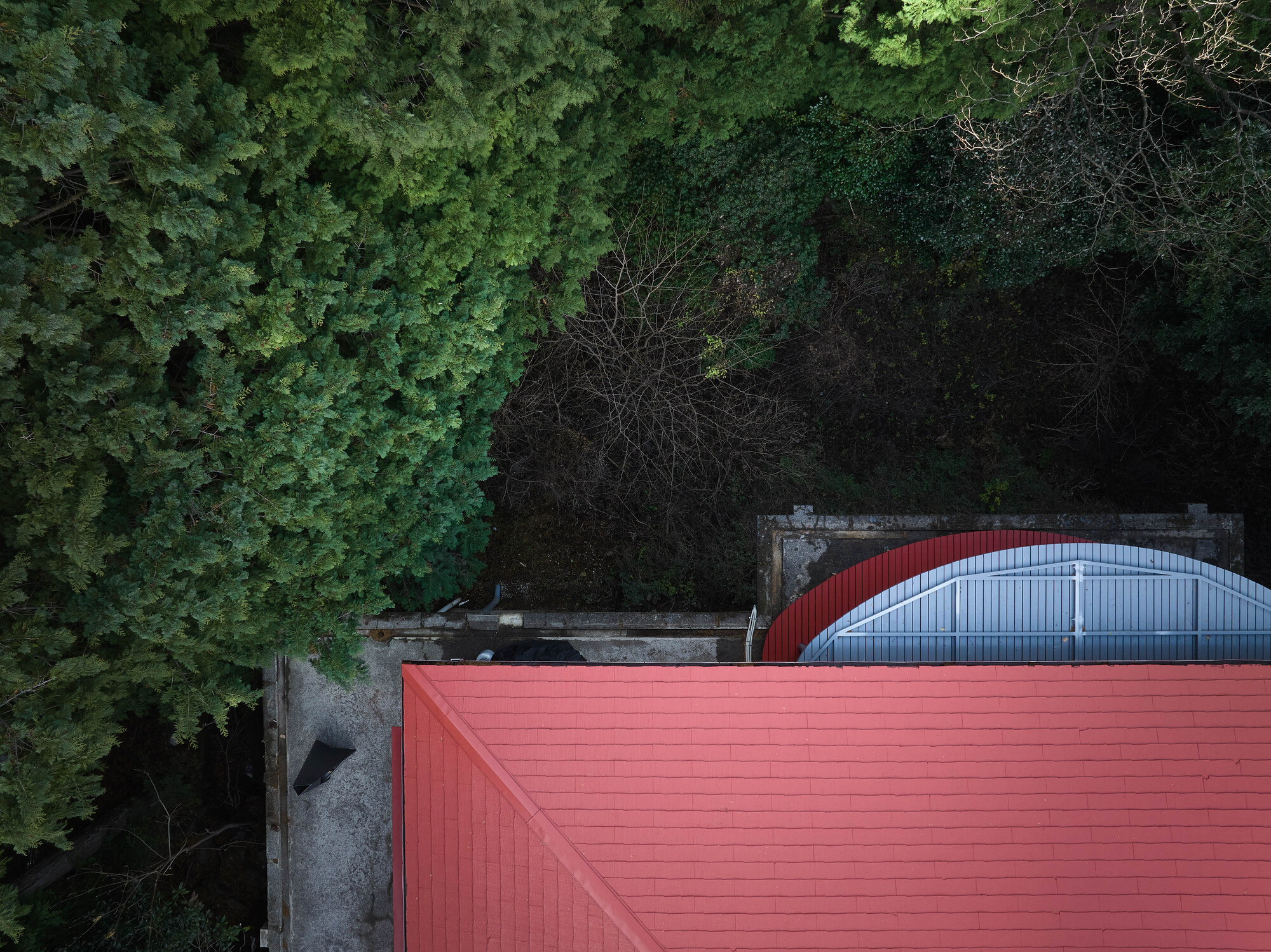 二之平的缘侧（注：缘侧是日本传统建筑中房屋与庭院之间有屋檐的走廊空间） 丨日本神奈川丨HAMS and,Studio-23