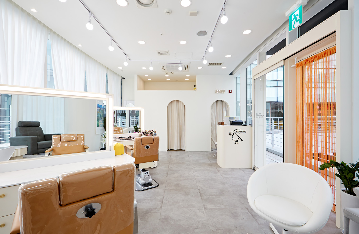 白色简约设计，打造 12 平米工作室的魅力-6