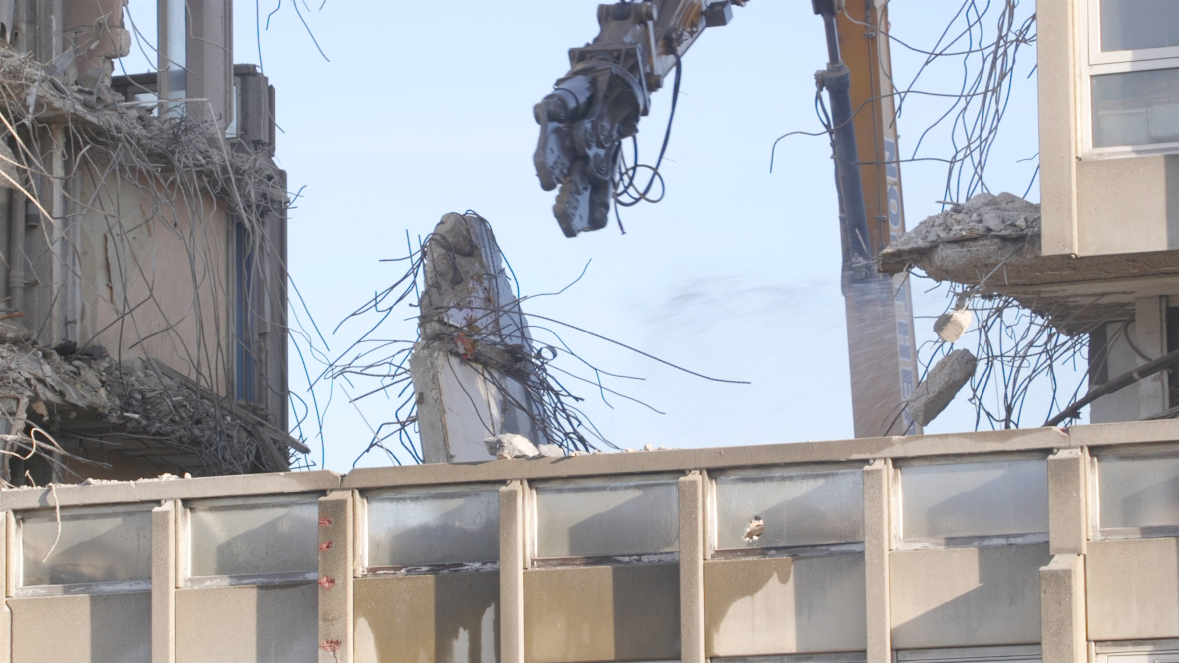 Movie footage reveals demolition of Robin Hood Gardens-8