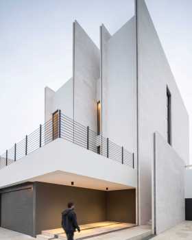 House 30 / Massive Order