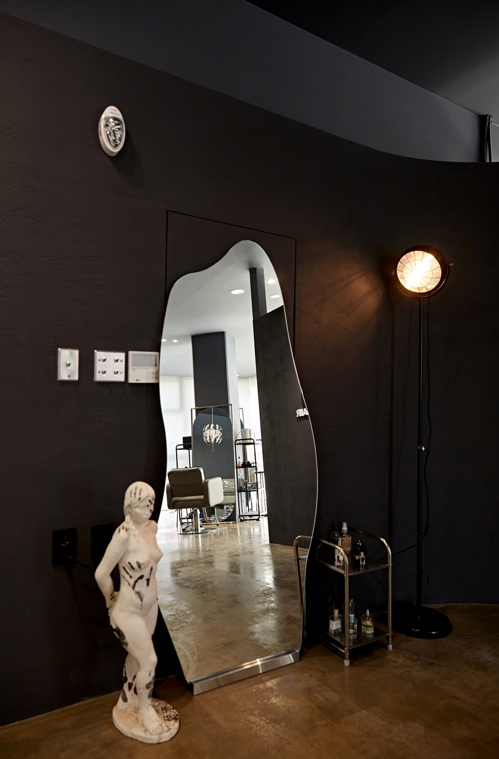 22 平现代男性美容室 | 黑白色调的精致空间-15