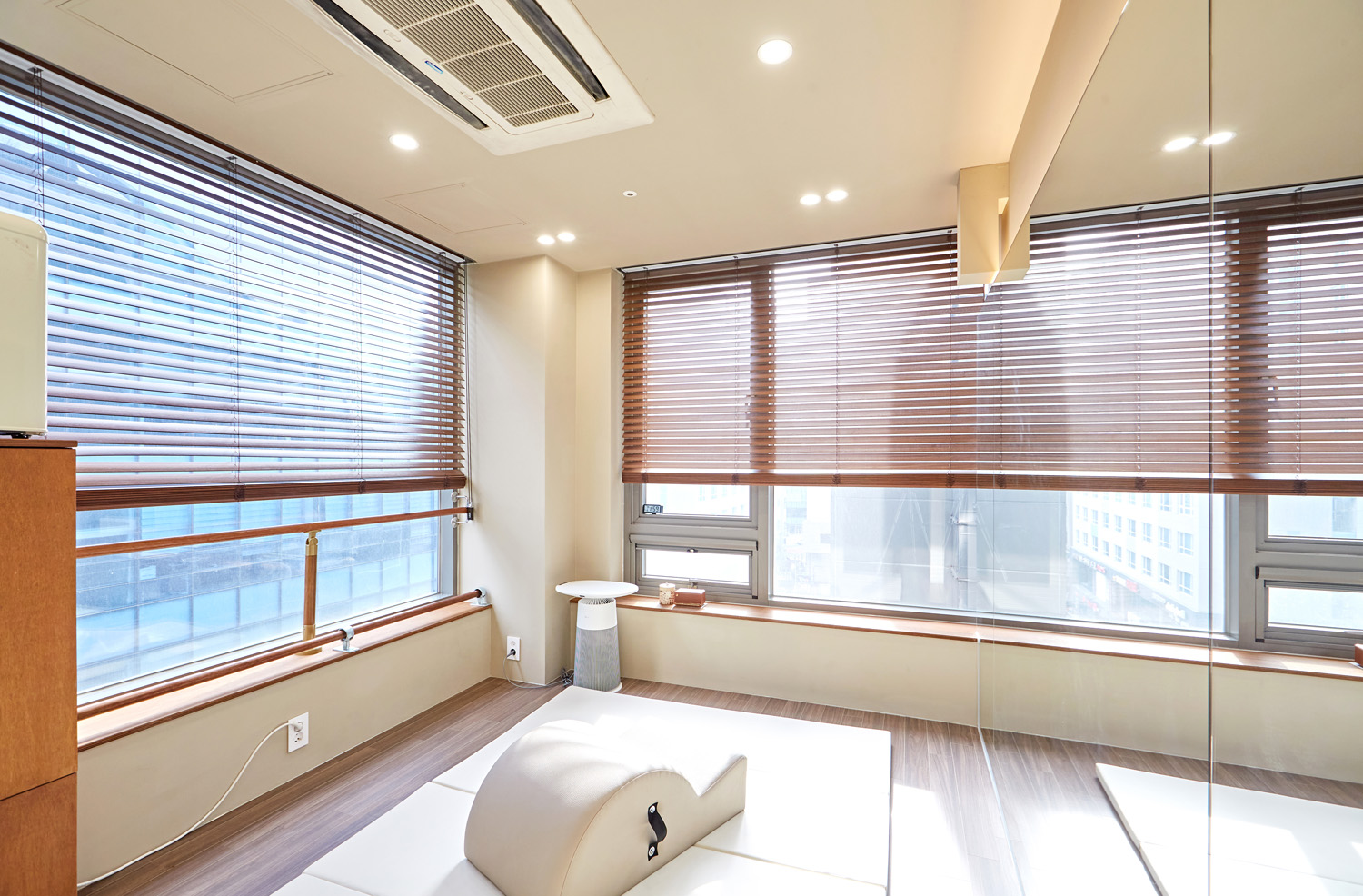 白色与木质的和谐共处，打造舒适 6 星级运动中心-5