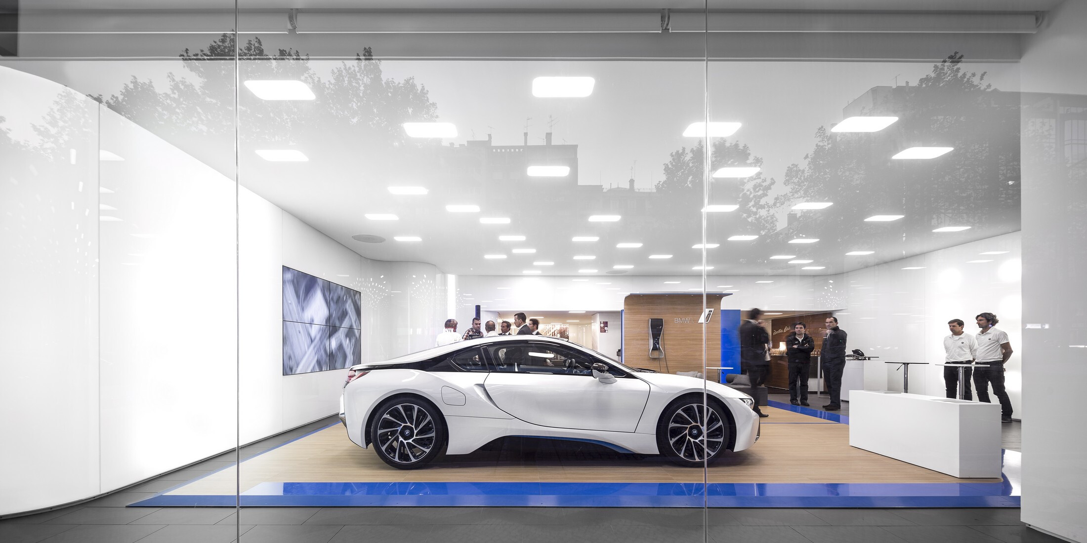 BMW i City Sales Outlet · 神秘动感白膜展示空间-11