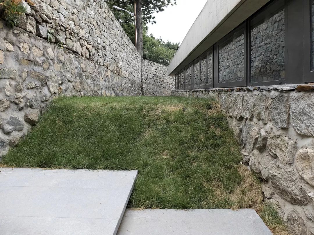 长城脚下旧仓库新生,石墙木屋打造自然宜居空间-12