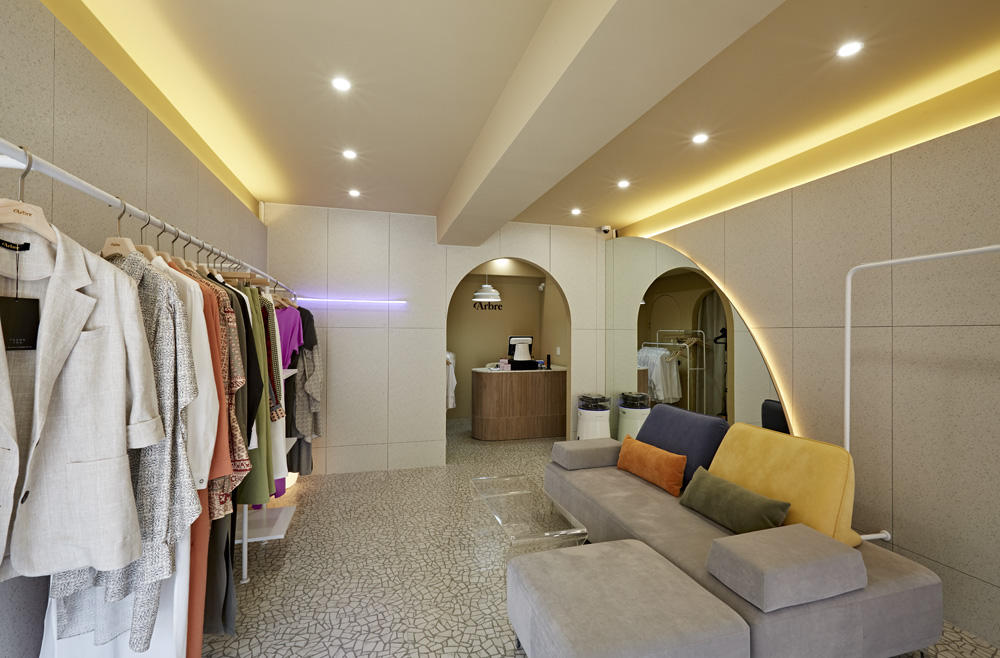 简约照明点亮 13 坪女性服装店-3