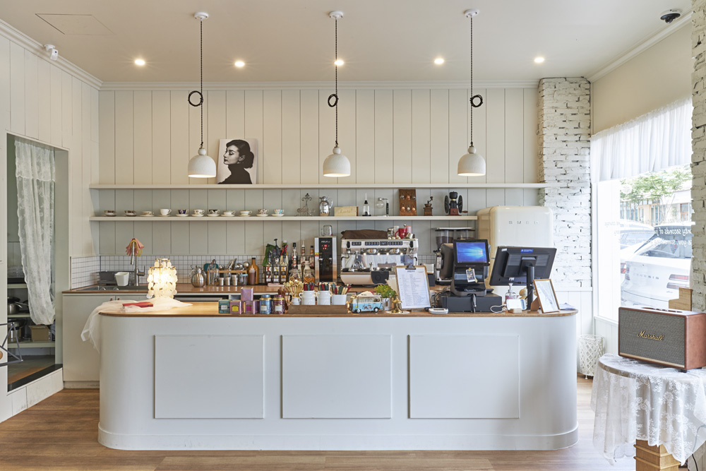 白色木纹打造舒适 50 平咖啡厅空间-7