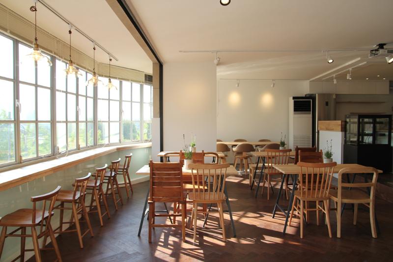 山丘之上的白色简约咖啡馆-5