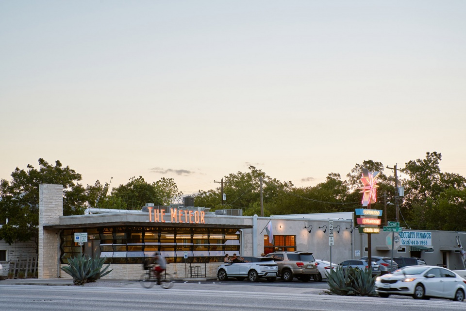 折皱立面,展现天空之美——Meteor 咖啡++ 自行车店-30