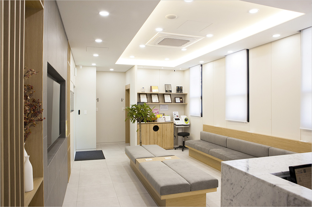 60 平现代高端齿科诊所设计，白色与木纹的摩登之选-3