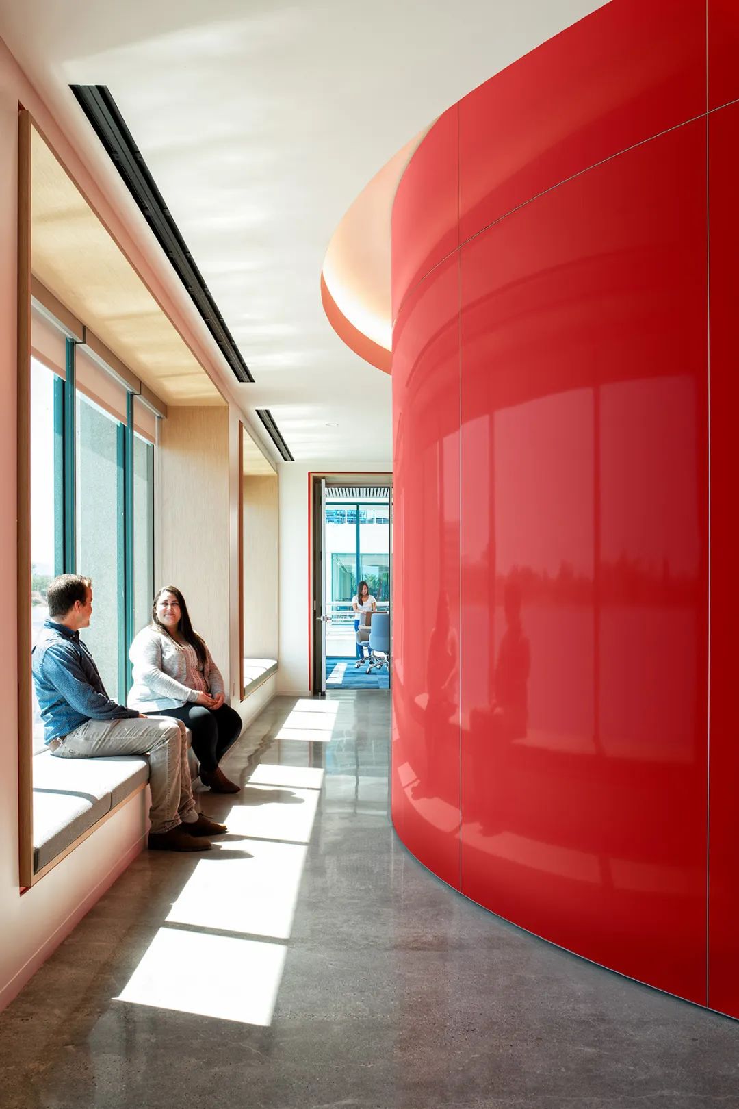 互联网连接和数据公司办公室设计丨米尚丽零售设计网-11