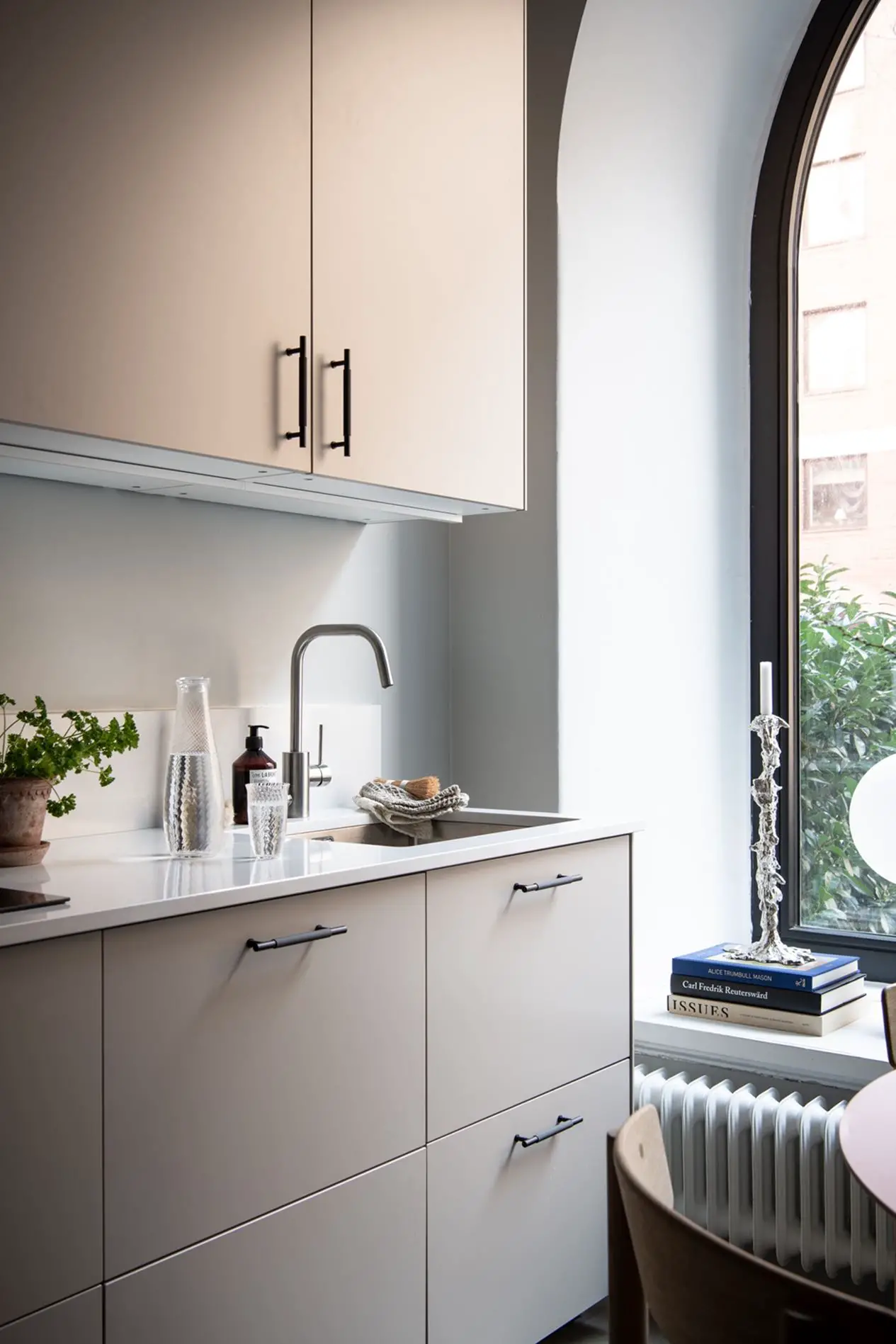 瑞典 35m2 弧形窗工作室 | 古典与现代的完美结合-6