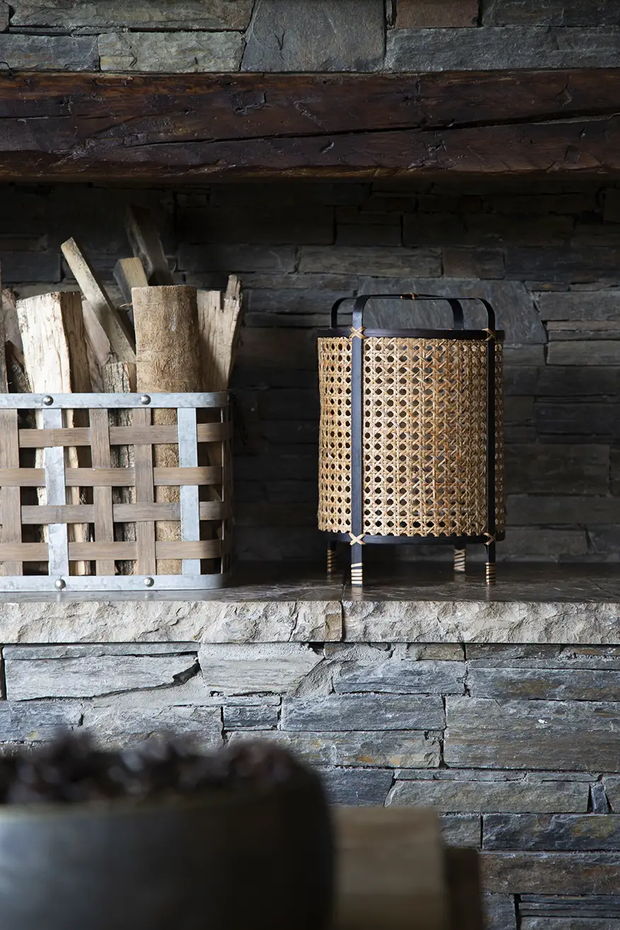 西班牙 Pyrenees 家庭避难所 | 灰色调与自然元素的完美结合-2