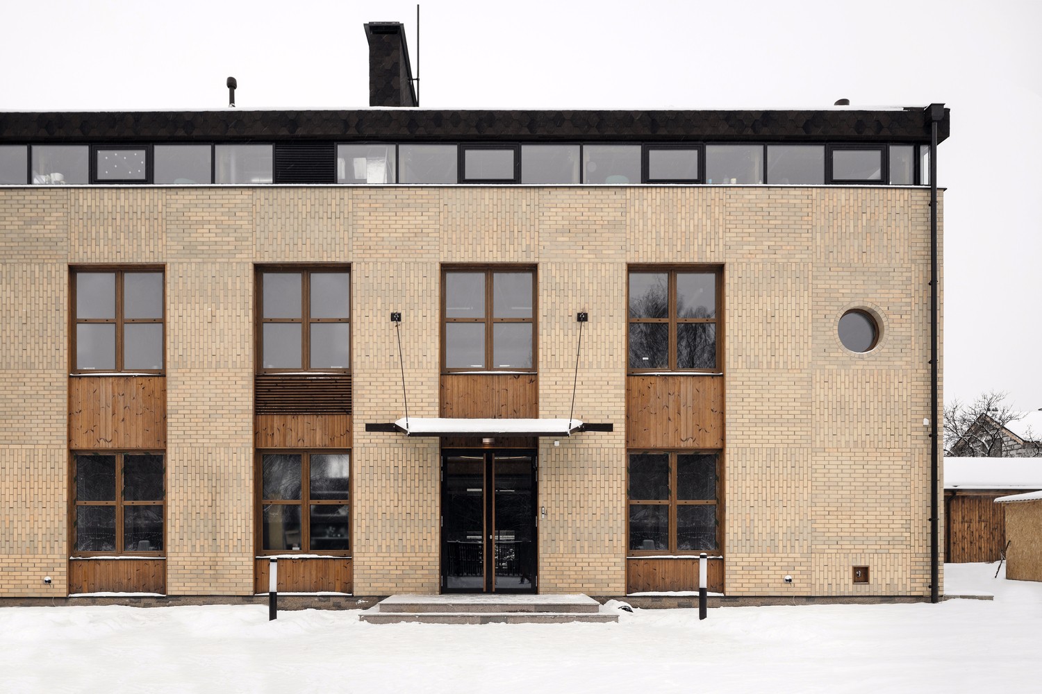 圣彼得堡市郊区的木质办公大楼-13