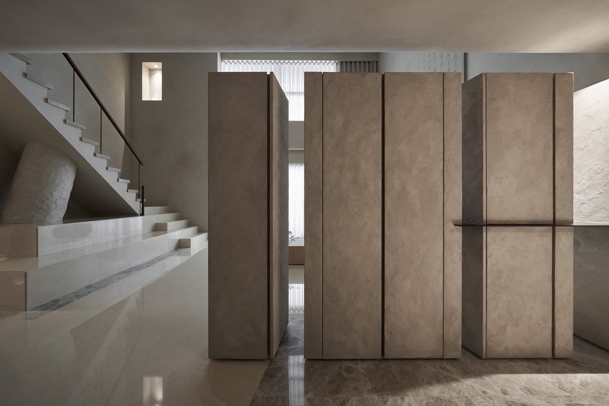 「最深的寧靜來自空無的頓悟」以光重構家居感官深度，安然庇護人們思緒和情感寄託的複層居宅 — Hey!Cheese-4