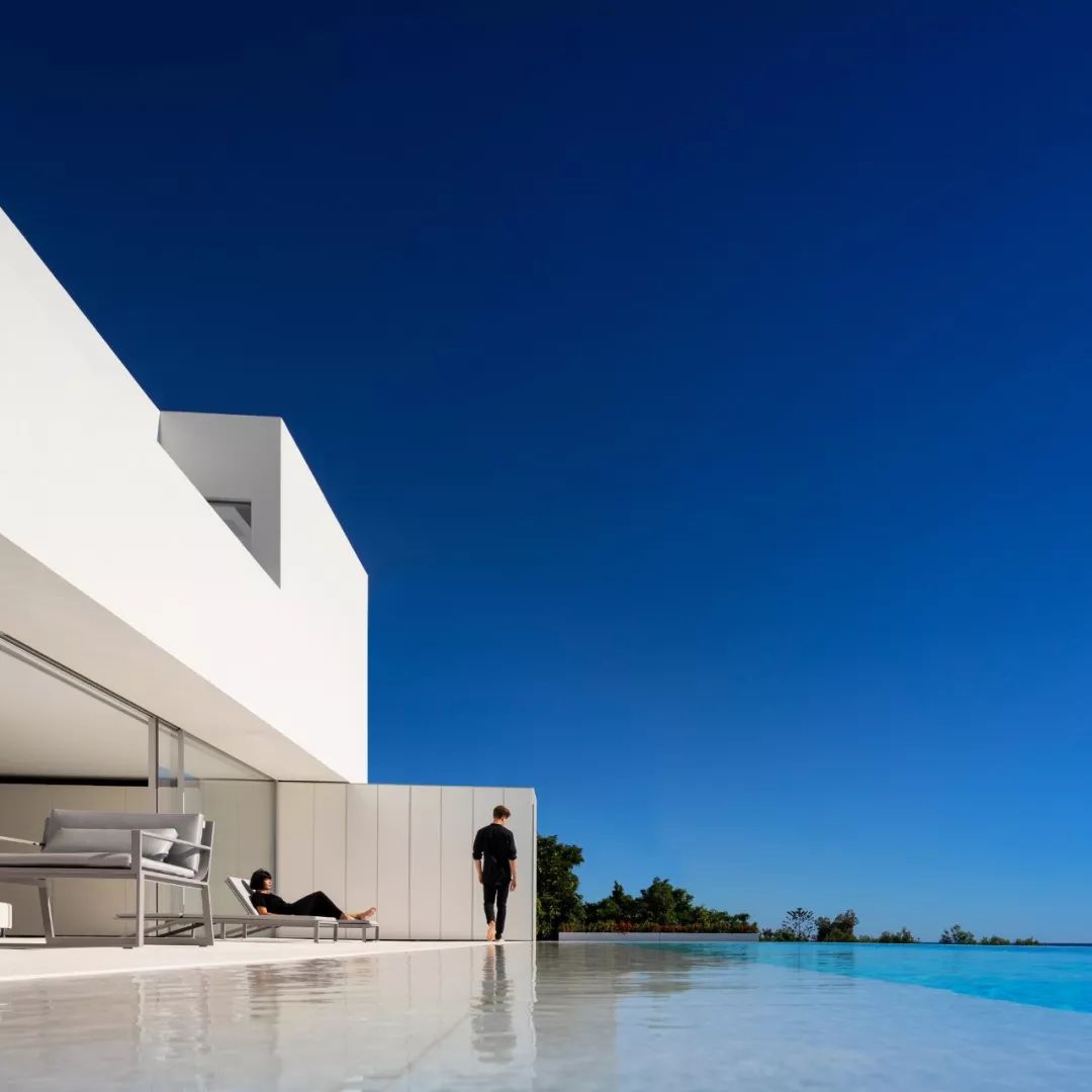 装满了的诗与远方的白色世界  Fran Silvestre-12