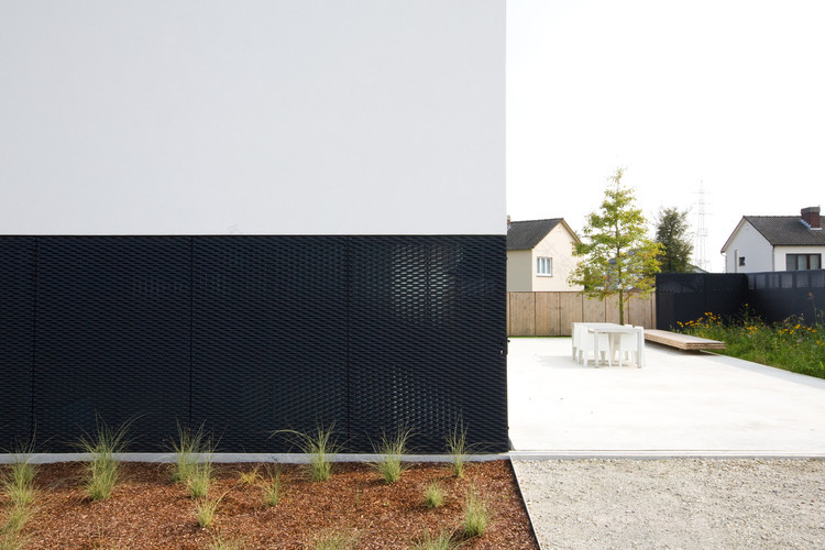 比利时小地块上的现代木构住宅-36