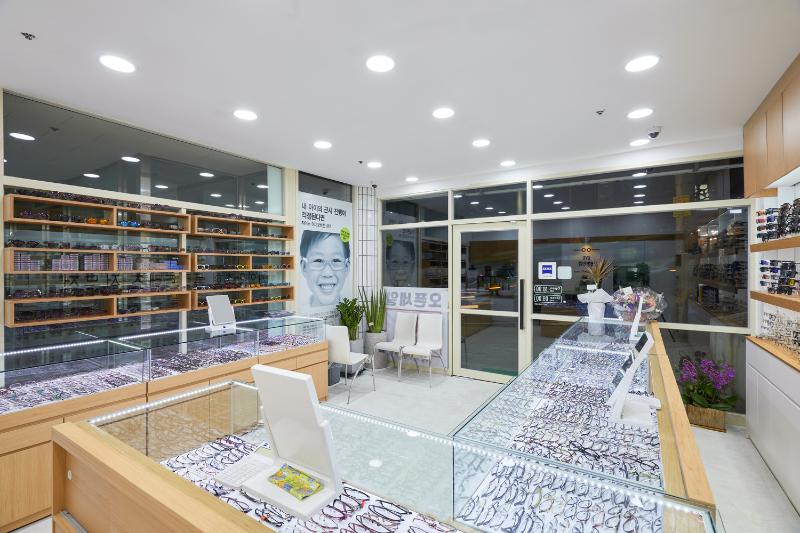 简约 16 坪眼镜店设计，展现白色与木纹之美-4