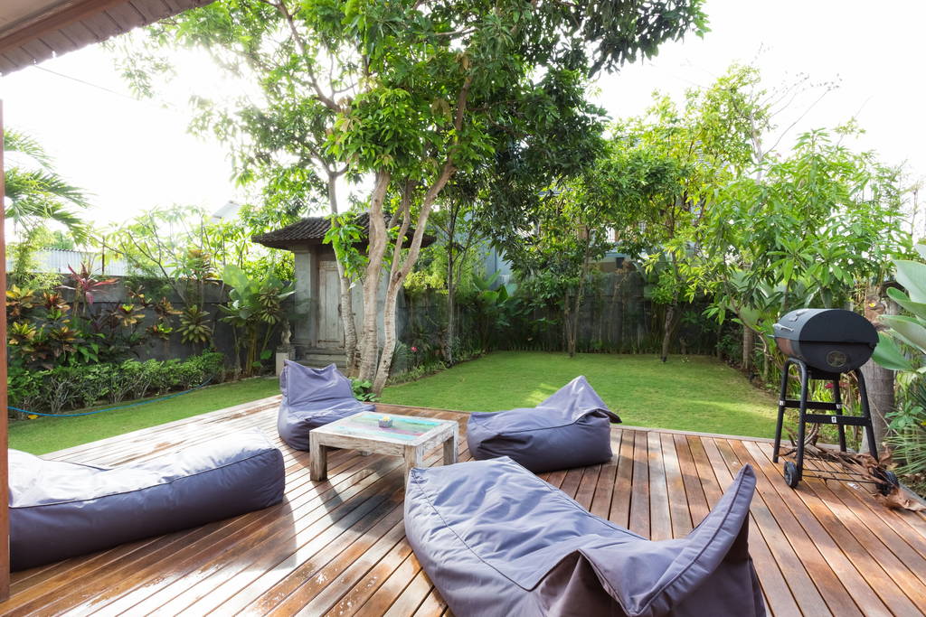 实用巴厘风格小屋与简易热带花园设计-9