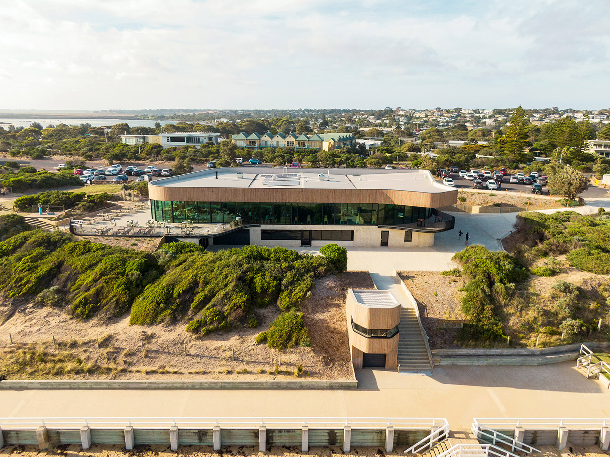 澳大利亚海岸线上的曲线木质建筑——Ocean Grove Surf Life Saving Club-12