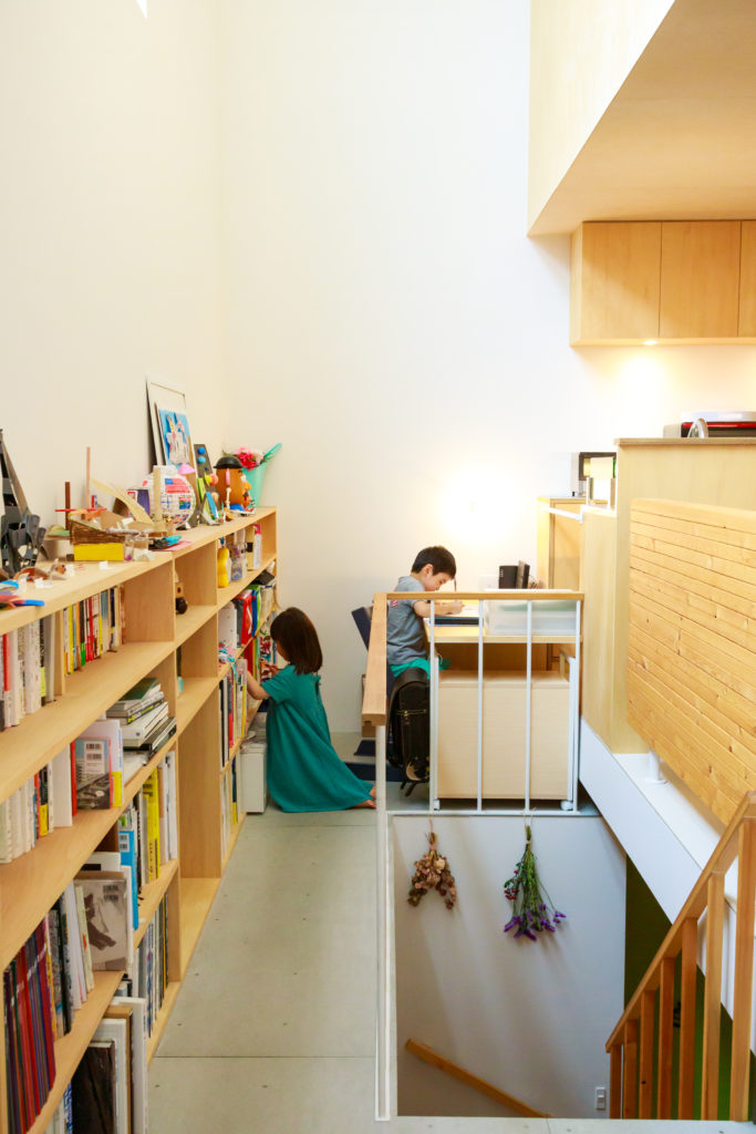 鉄骨造が叶えた大胆プラン吹き抜けの大空間に個室が浮かぶ家 | Architecture | 100%LiFE-5