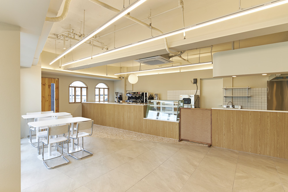 白色与木纹的优雅融合 | 15 坪小空间的精美咖啡厅设计-4