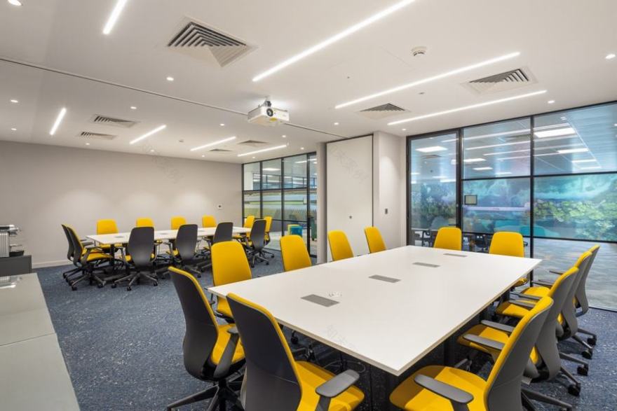 办公室采用了大胆的色彩和动态的家具解决方案 - 米尚丽零售设计网 MISUNLY- 美好品牌店铺空间发现者-6