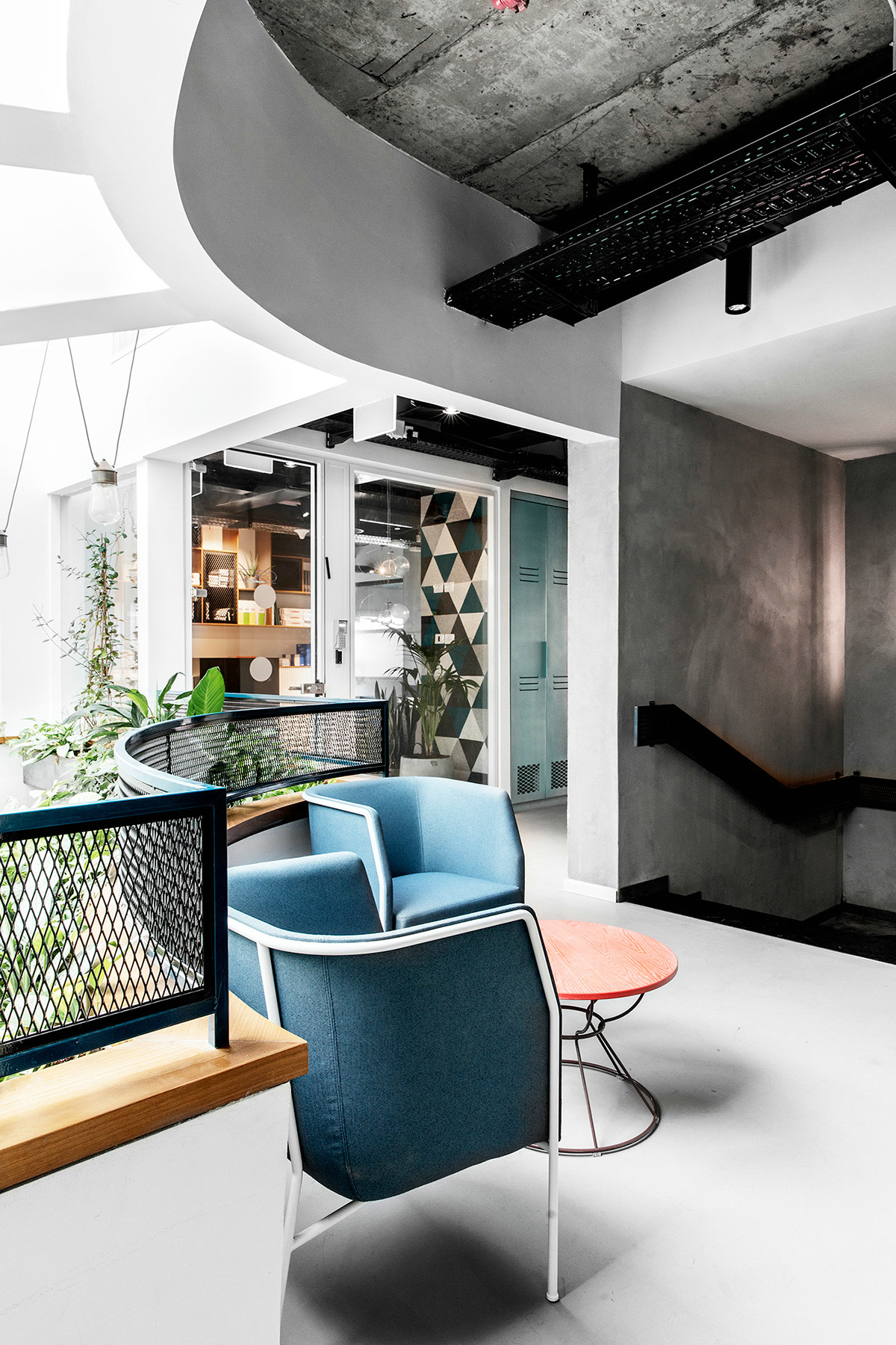 钢筋混凝土下的彩色办公空间-2