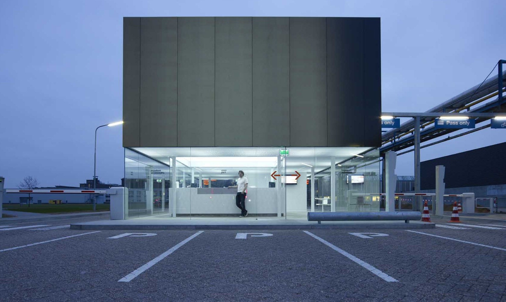 荷兰 Kleefse Waard 工业园区门卫室，极简主义设计风格脱颖而出-5