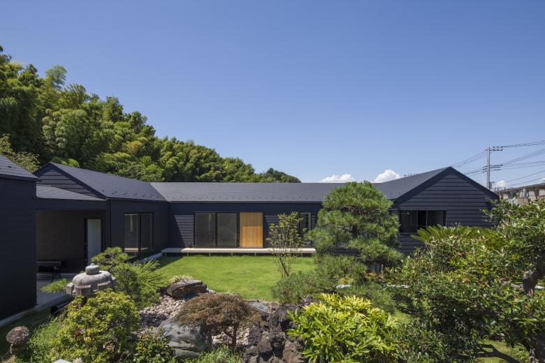 中庭を囲む切妻屋根の 2 世帯住宅丨日本神奈川丨GEN INOUE-13