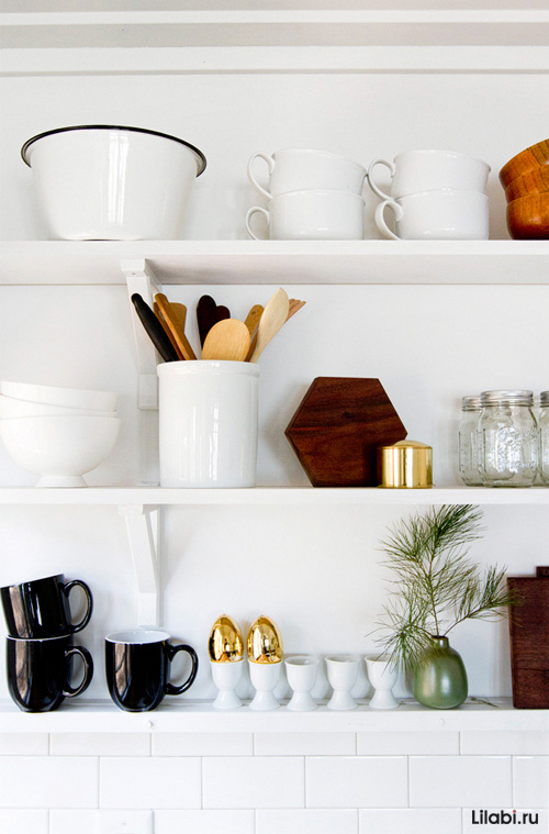 白色带挂墙搁板的P形厨房室内设计-8