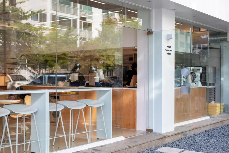 17 坪极简风烘焙咖啡厅设计-11