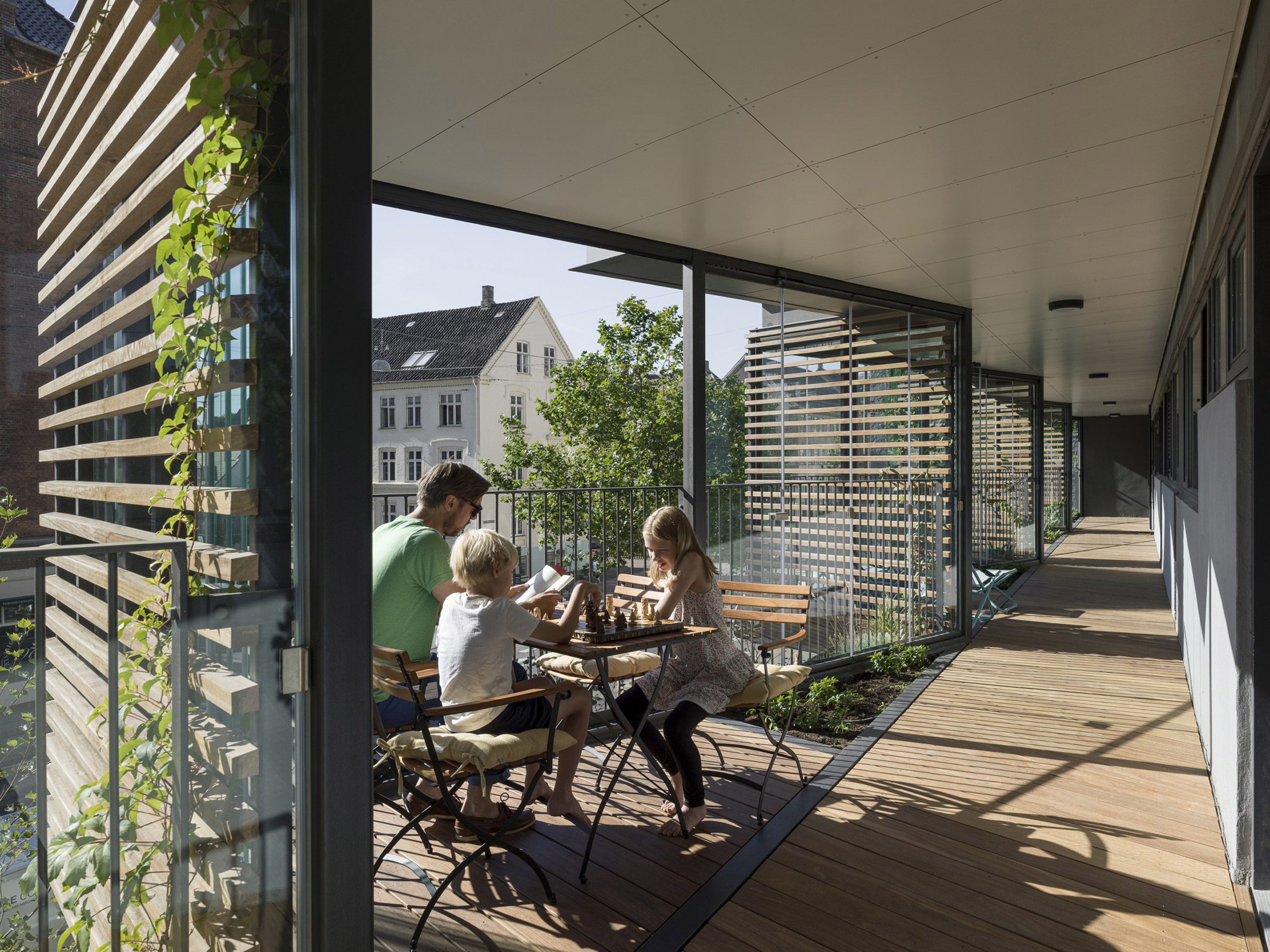 丹麦建筑师翻新公寓楼，植物填充的玻璃块打造社区空间-16