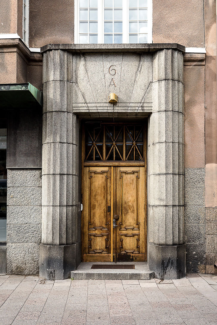 斯德哥尔摩黑色公寓里的活力花卉墙纸-26