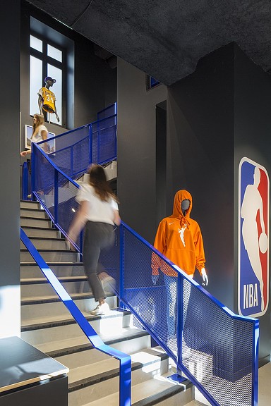 NBA 巴黎旗舰店 | 灵活多变的篮球主题空间-7