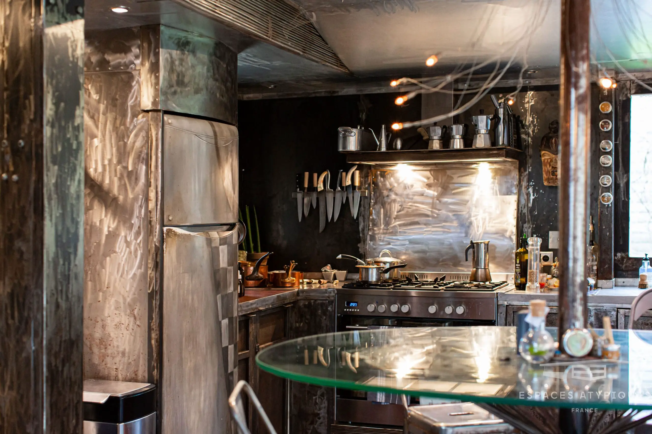 法式海滨木屋设计，厨房金属元素抢眼-5