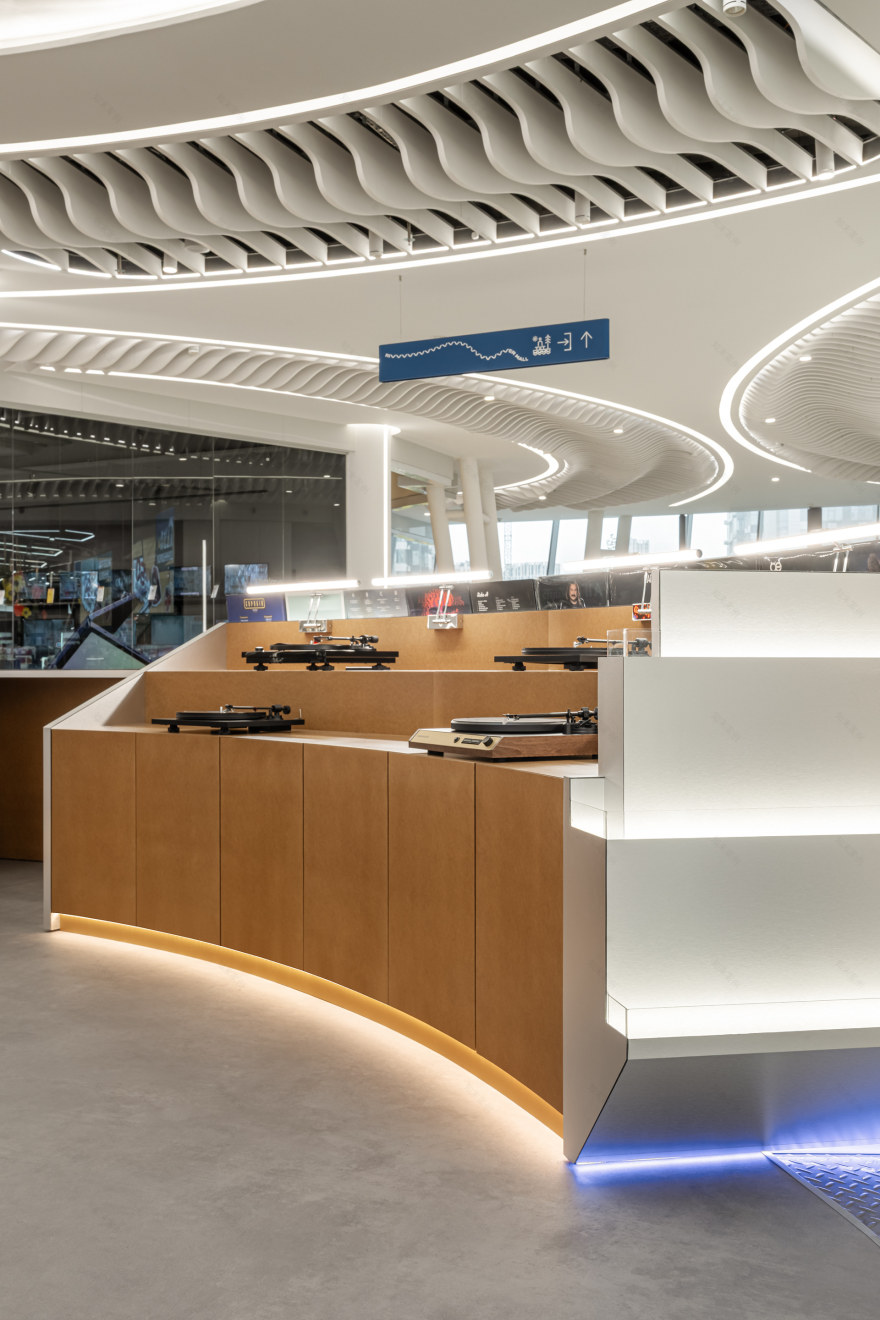 在商场播放黑胶唱片丨乌克兰基辅丨Julia Katerinych,Vitalii Sobchenko-18