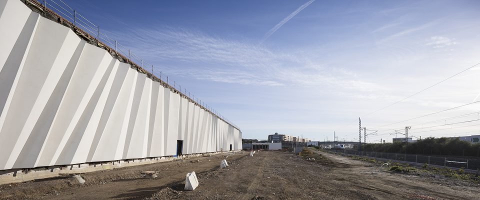 西班牙旧工厂翻新,韵律几何新风貌-20