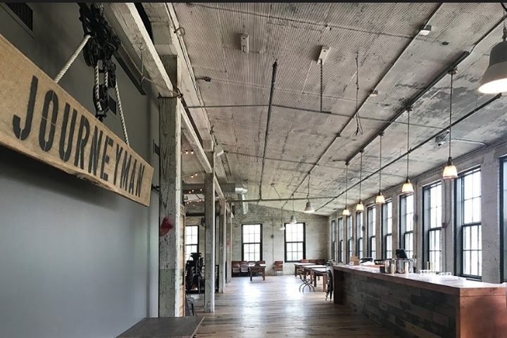 Michigan 百年老厂房变身为现代手工威士忌酒坊,历史与未来交融-1