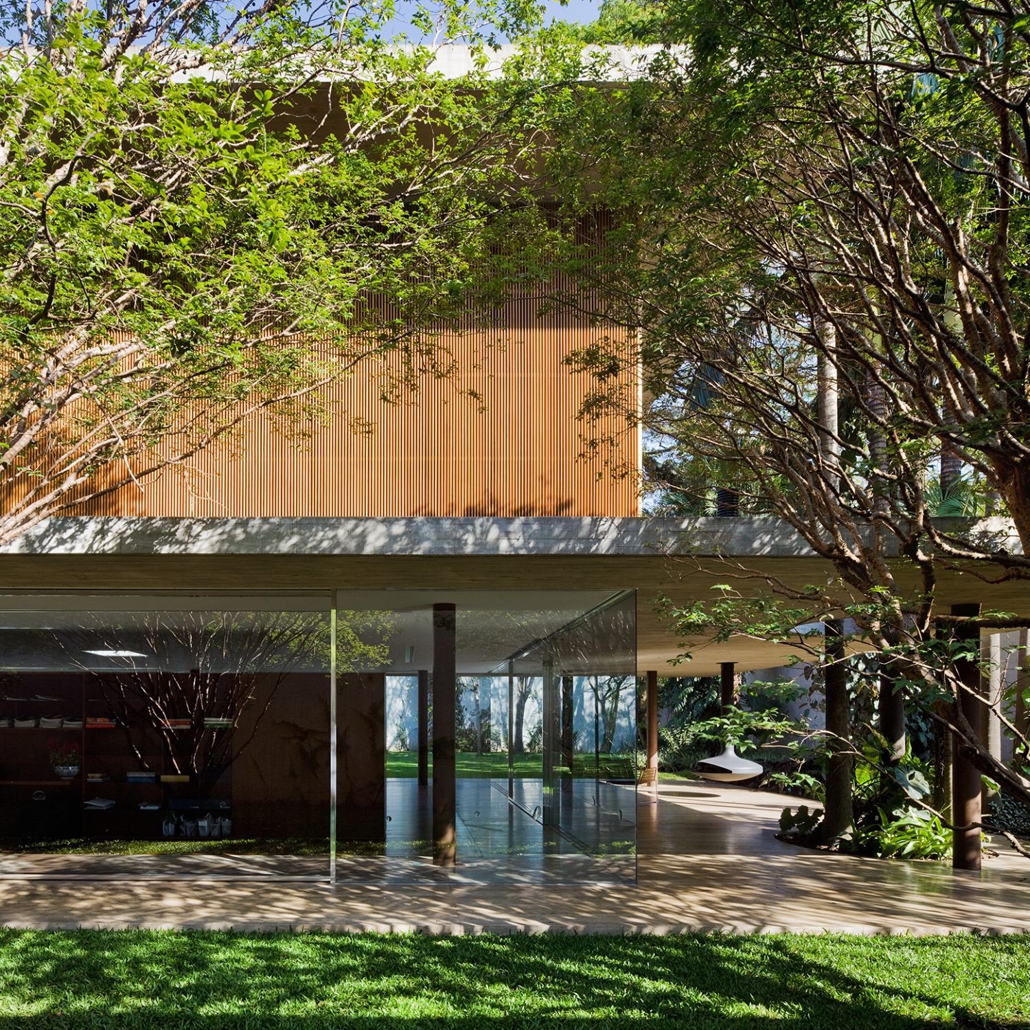 巴西 Toblerone 住宅 | 开放式布局，木结构网格，室内外自由空间-38