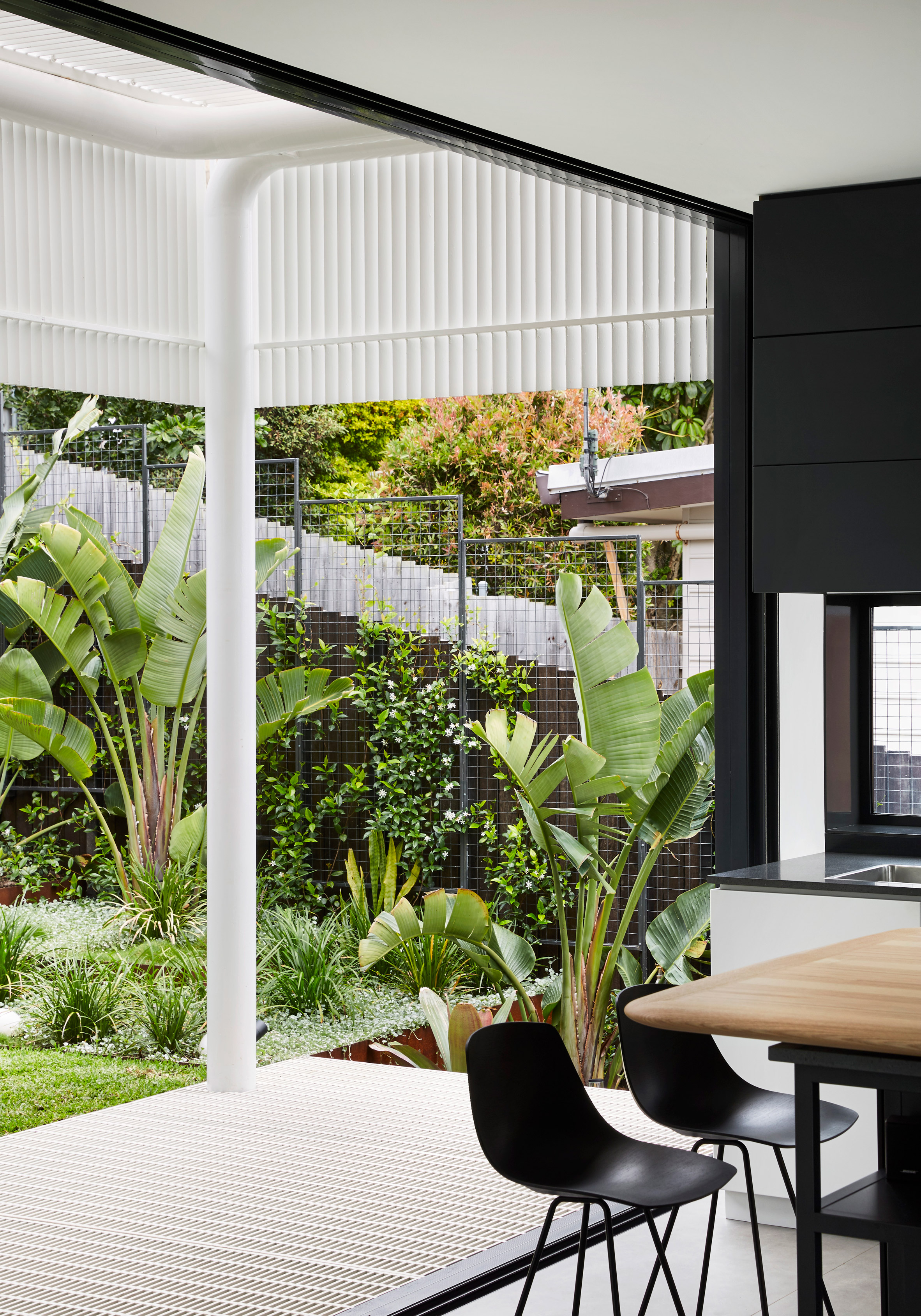 Giant "paperclips" support living spaces and balcony at New South Wales home-14