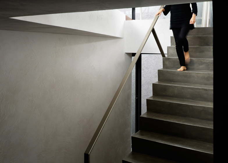 东京“黑棺材”住宅,封闭外表下的明亮空间-20