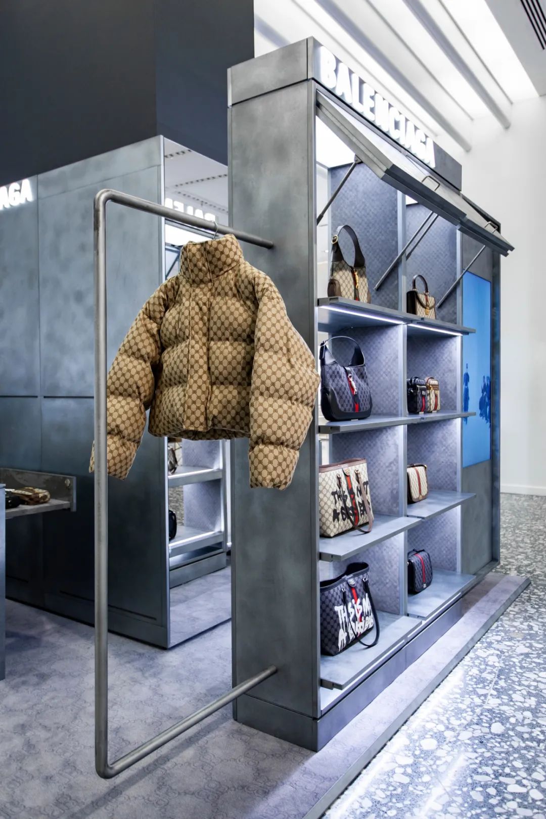 BALENCIAGA 最新快闪店设计-22
