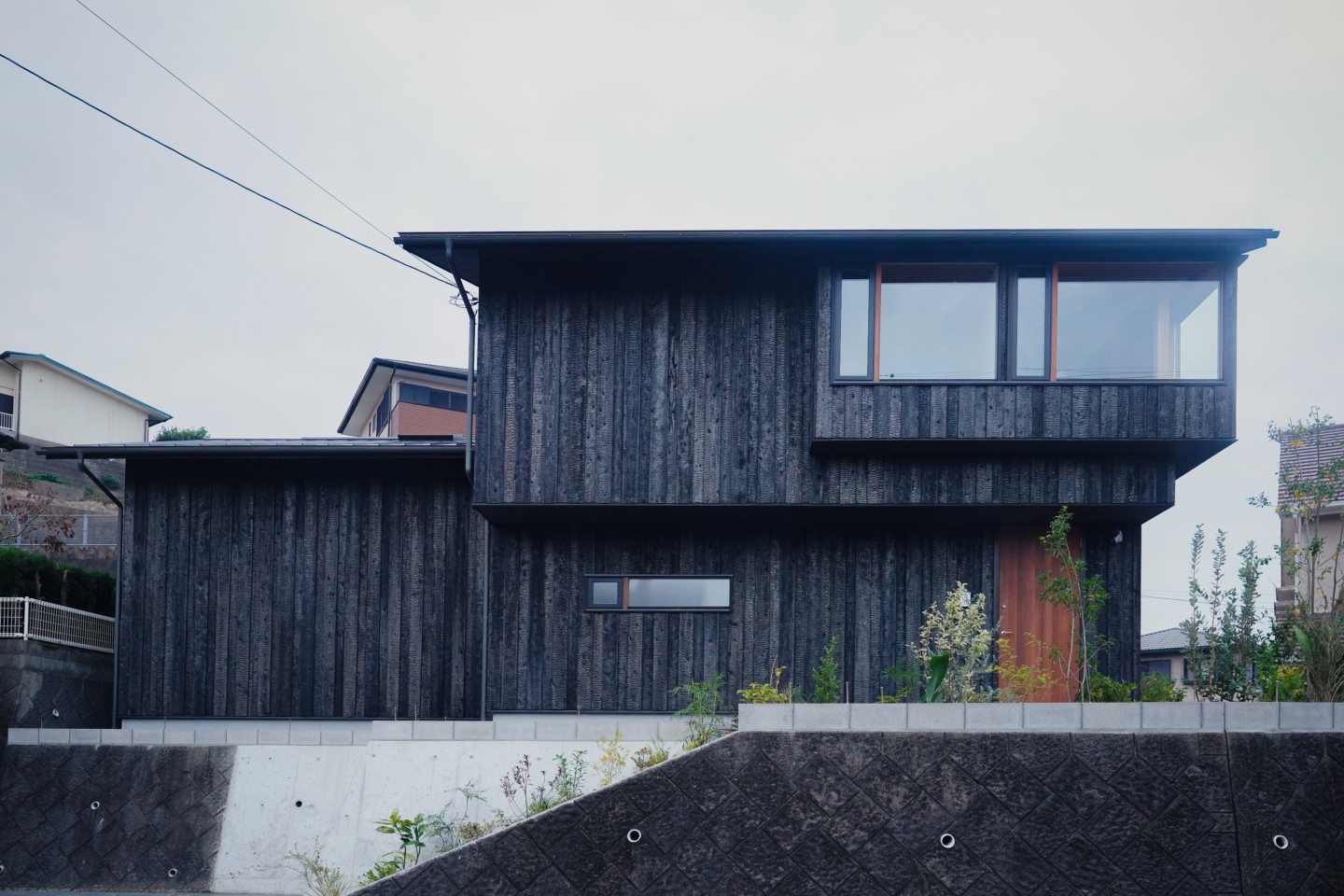 大村「高台にある焼杉の家」丨Atelier HAG-1