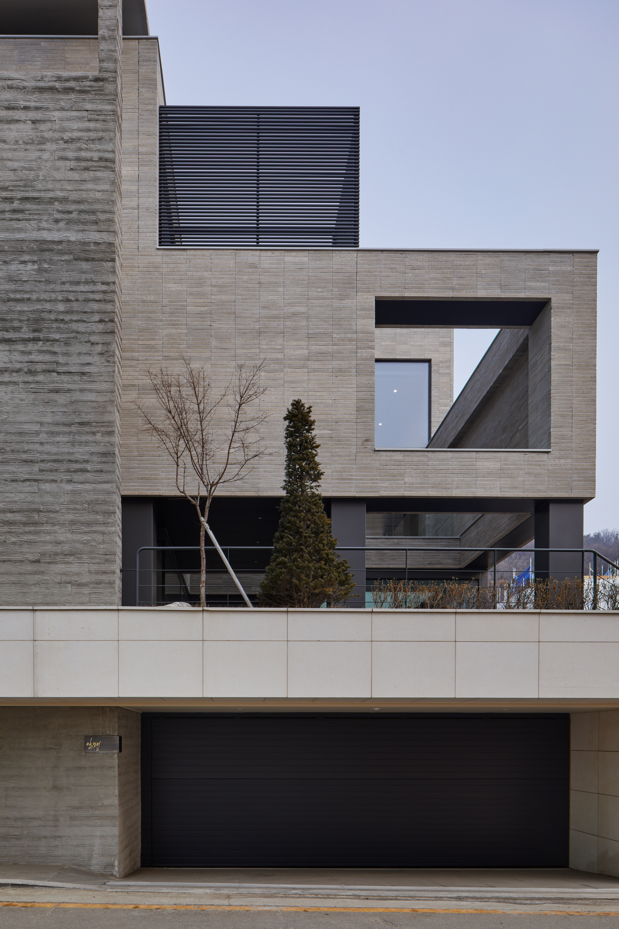 Turning Cube House / A'DUS [Architectural Designer Cluster]-50